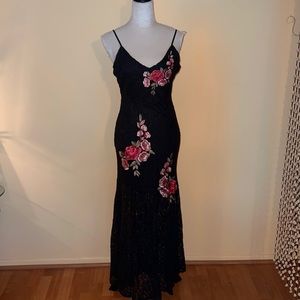 🆕 Romeo & Juliet Couture Black Accent Lace Dress